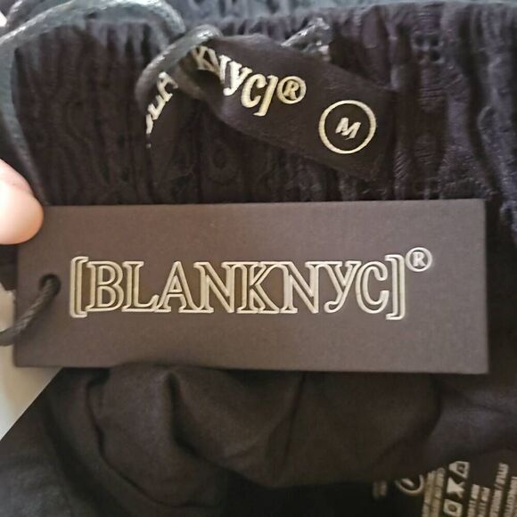 Blank NYC Legend Pull-on Belted Lined Eyelet Shorts Black Medium - Picture 7 of 9